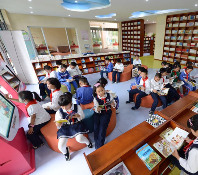 终于近距离才智了人工智能的技能小学的校园里孩子们欢呼雀跃 终于近距离才智了人工智能的技能小学的校园里孩子们欢呼雀跃