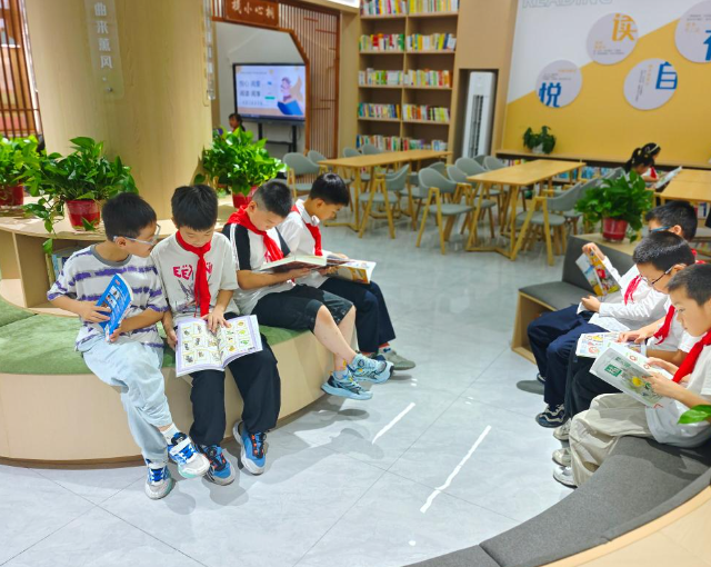 终于近距离才智了人工智能的技能小学的校园里孩子们欢呼雀跃 终于近距离才智了人工智能的技能小学的校园里孩子们欢呼雀跃