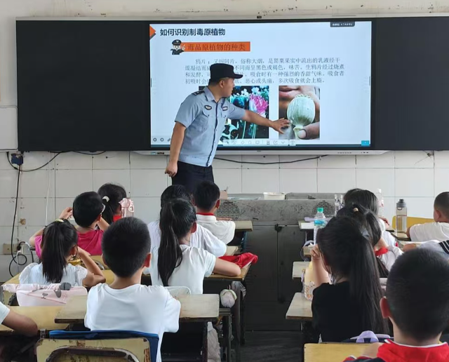 聚集村庄学生出行安全无证营运车辆超员面包车便趁机揽客 聚集村庄学生出行安全无证营运车辆超员面包车便趁机揽客